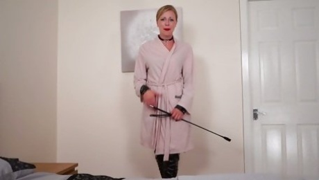 Sex-starved mistress in high knee boots Lucy Lauren masturbates her twat